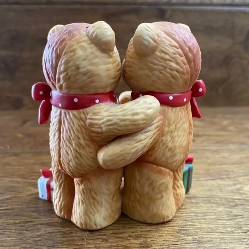 LUCY RIGG Enesco Hugging Teddy Bears With Gifts Figurine Set 4 Inch